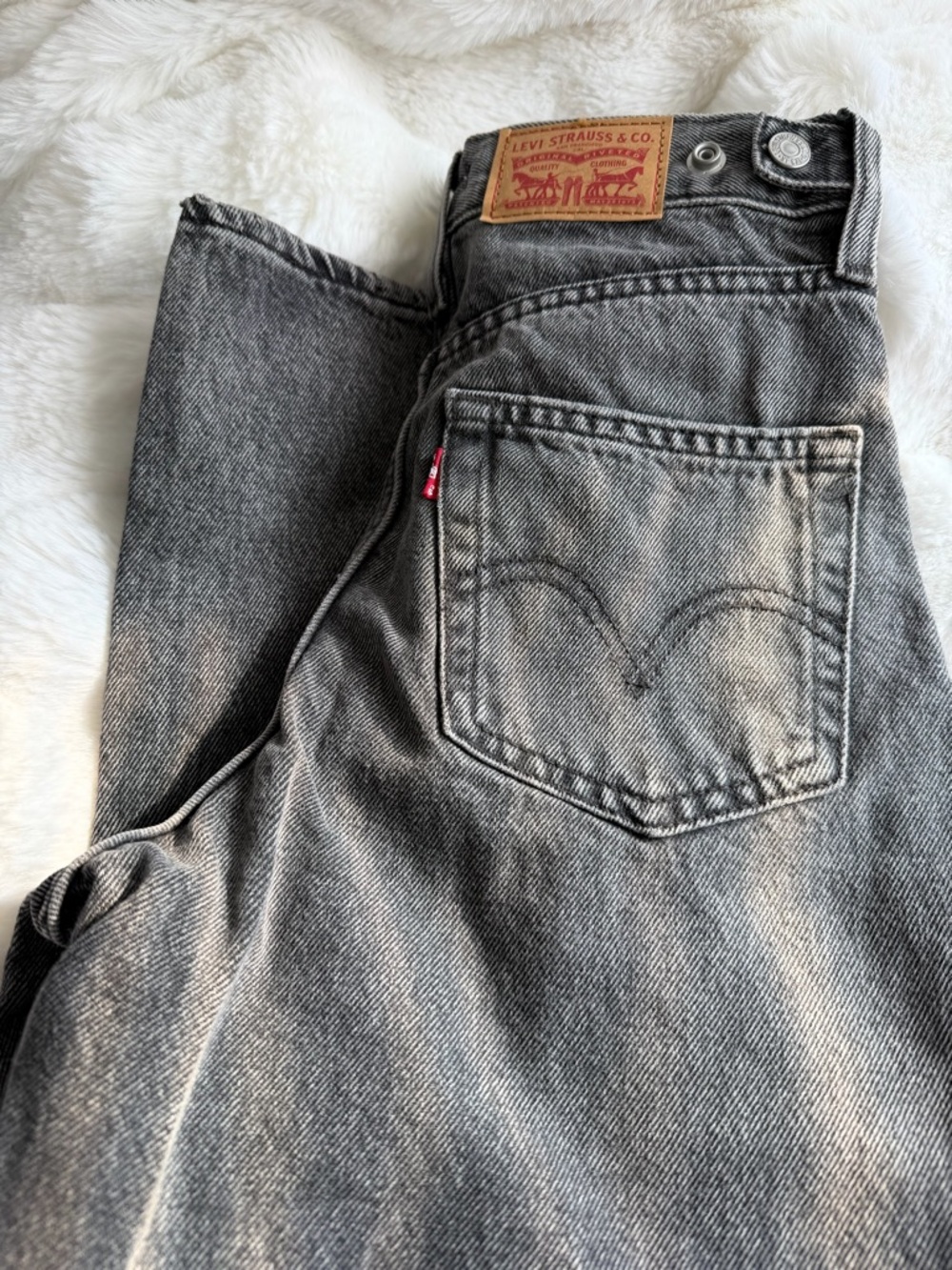 Levi's® Women's Cinch Barrel Jeans - Picture 5 of 11